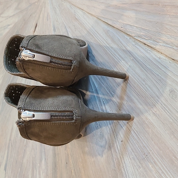 Christian Siriano for Payless olive green heels - Picture 5 of 9